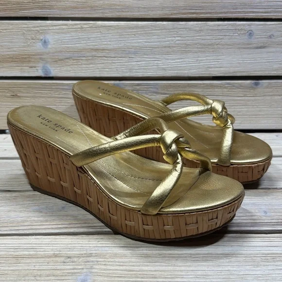 Kate Spade ♠️ Gold Leather Knot Rattan Bamboo Wedge Sandals Size 8M - Picture 4 of 12